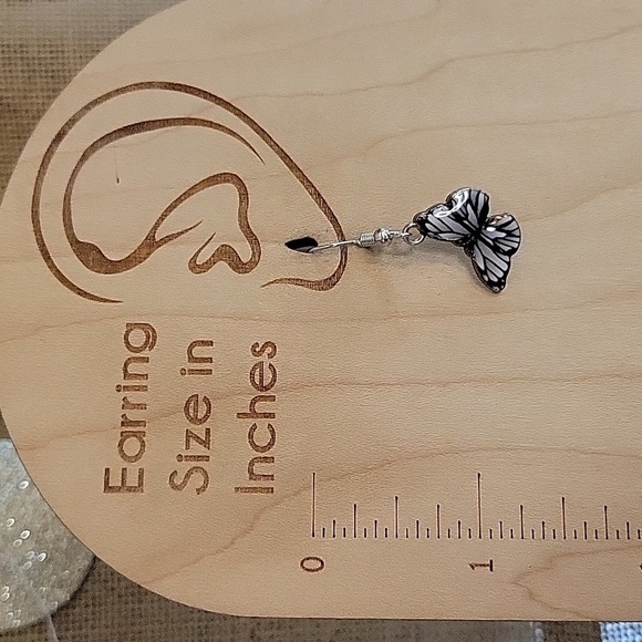 🔥LAST PAIR🔥 ZEBRA BUTTERFLY CHARM DROP EARRINGS - Picture 4 of 7